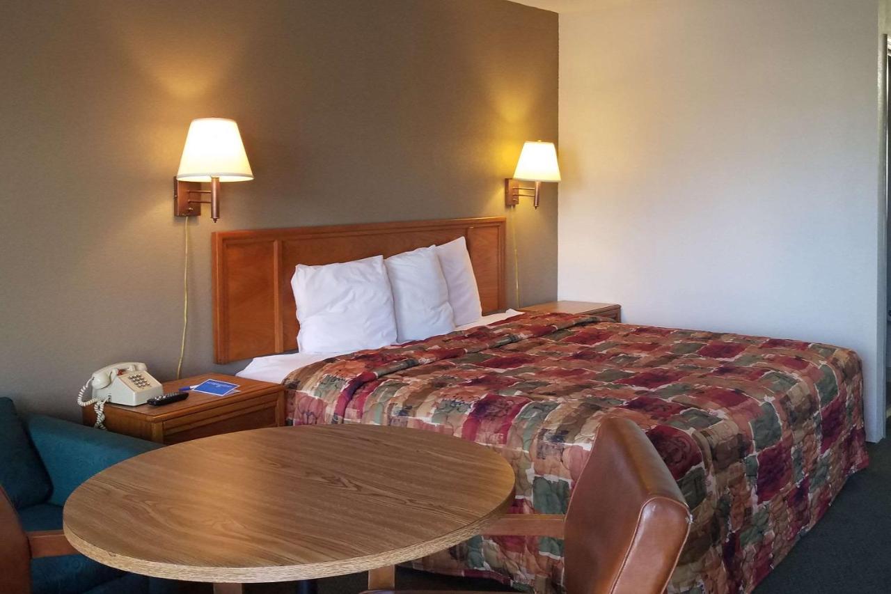 Travelers Inn & Suites Самтер Экстерьер фото