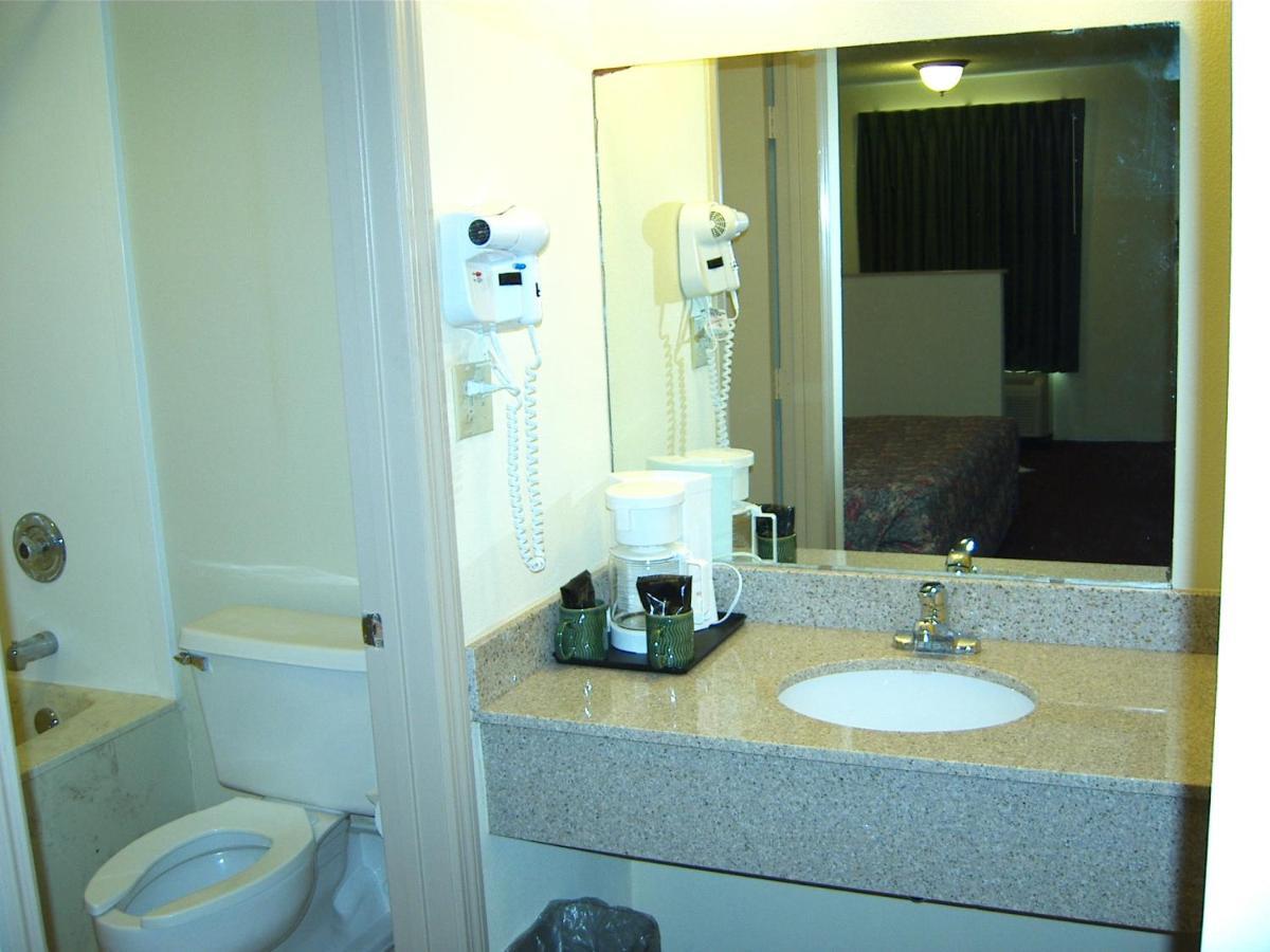 Travelers Inn & Suites Самтер Экстерьер фото