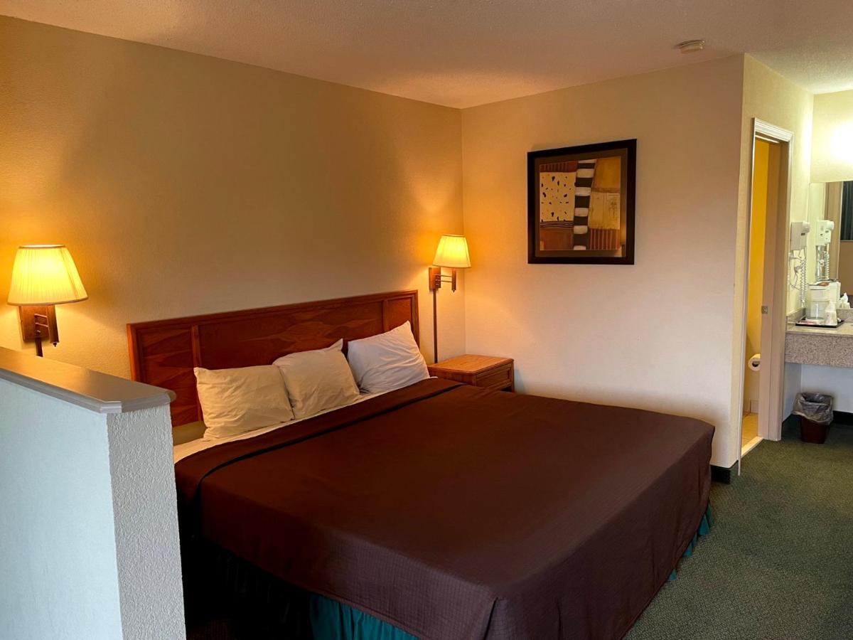Travelers Inn & Suites Самтер Экстерьер фото