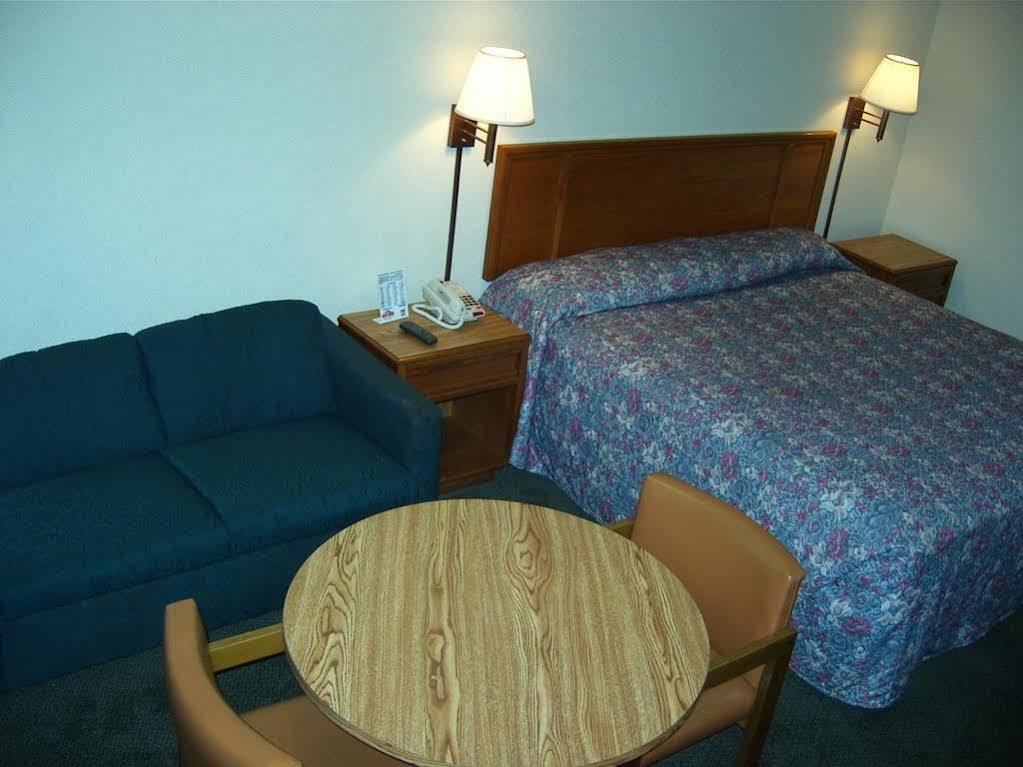 Travelers Inn & Suites Самтер Экстерьер фото
